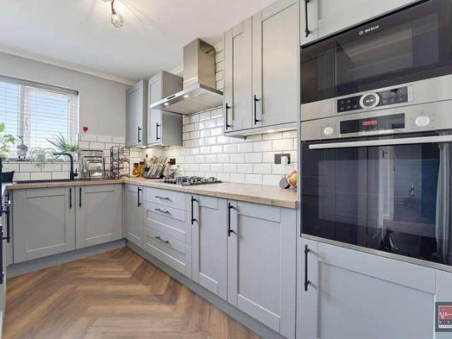 Flat for sale in Kempton Park, Lower Halliford
