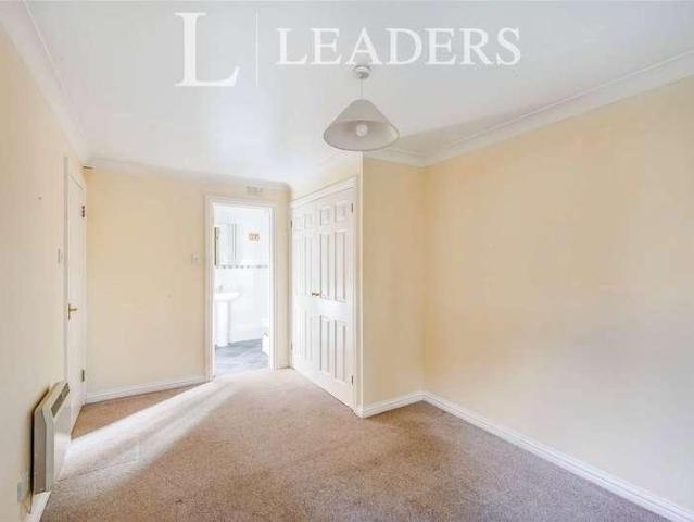 Flat for sale in Three Bridges, Crawley