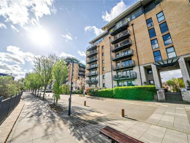 Flat for sale in Greenwich Town Centre, Greater London
