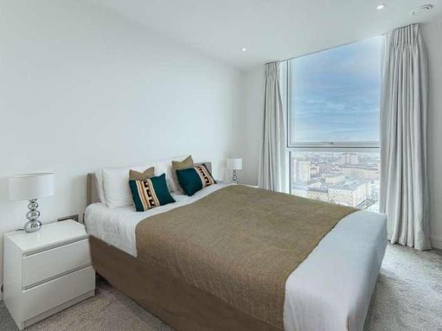 Flat for sale in Vauxhall, Greater London