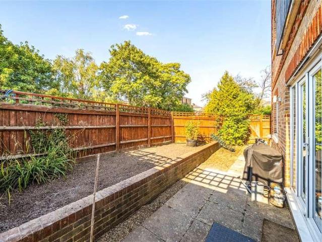 Flat for sale in Surbiton, Greater London