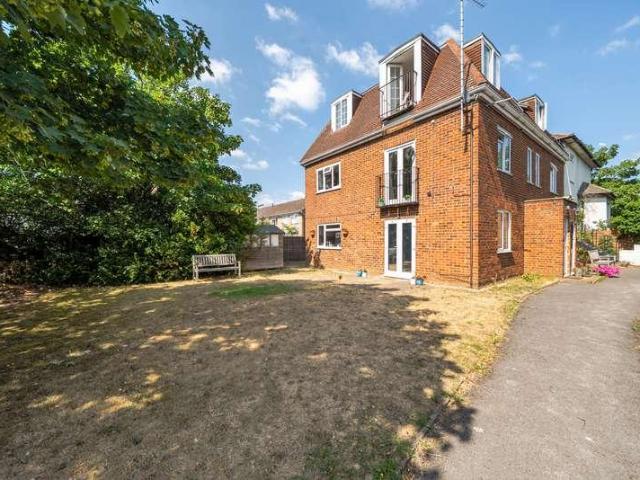 Flat for sale in Byfleet, Woking