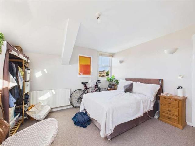 Flat for sale in Mile End, Greater London