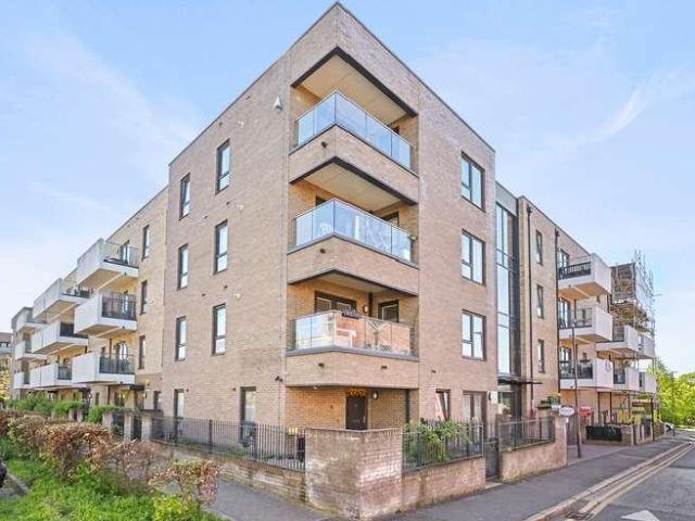 Flat for sale in Lane, Greater London