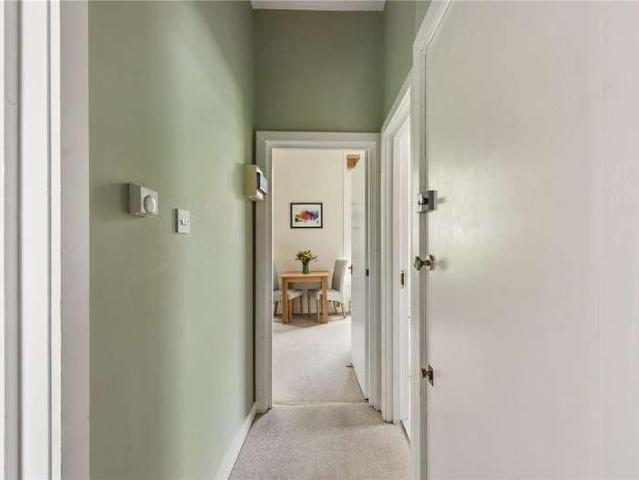 Flat for sale in Brownswood Park, Stoke Newington