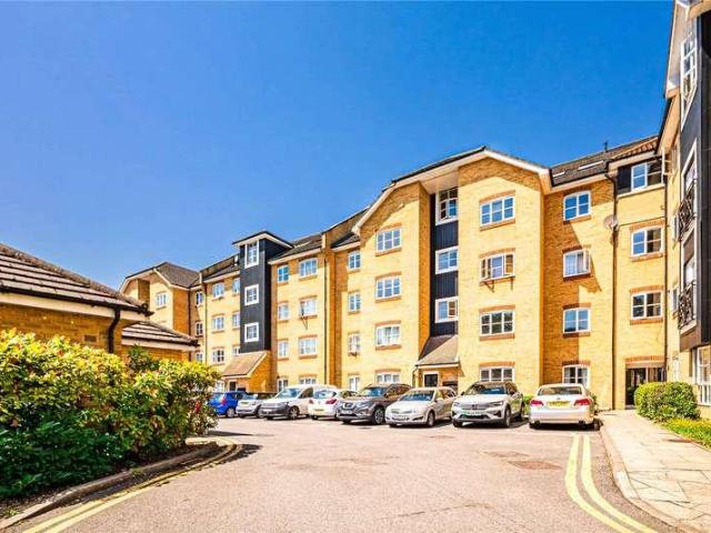 Flat for sale in Pouchen End, Hertfordshire