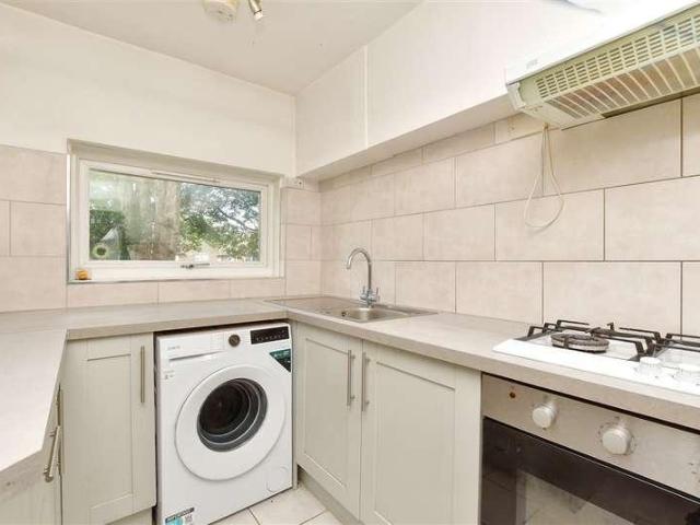 Flat for sale in Carshalton Beeches, Greater London