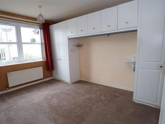 Flat for sale in Greengates, West Yorkshire