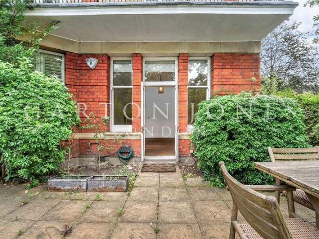 Flat for sale in Clapham Junction, Greater London