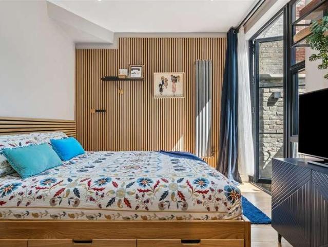 Flat for sale in London Borough of Ealing, Greater London