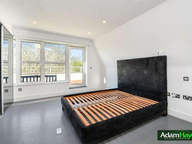 Flat for sale in Hendon, Greater London