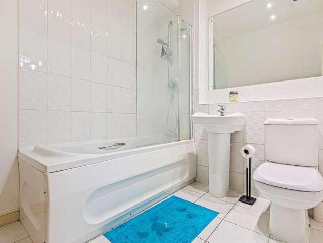 Flat for sale in Oadby, Leicestershire