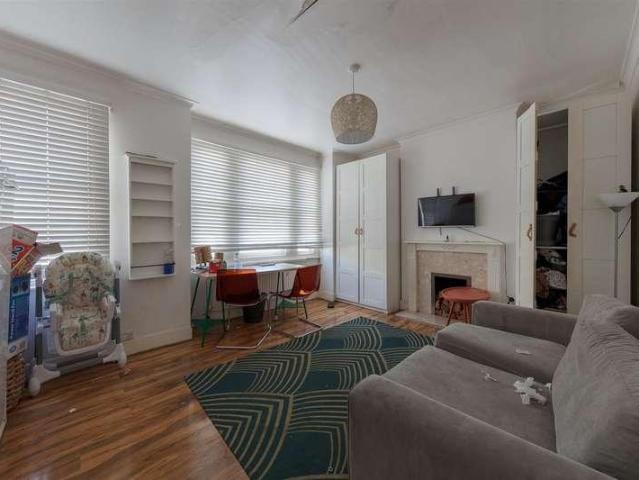 Flat for sale in West Norwood, Greater London