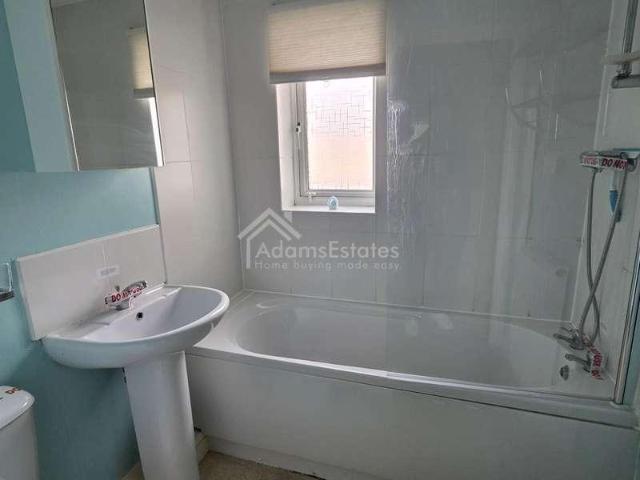 Flat for sale in Batley, West Yorkshire