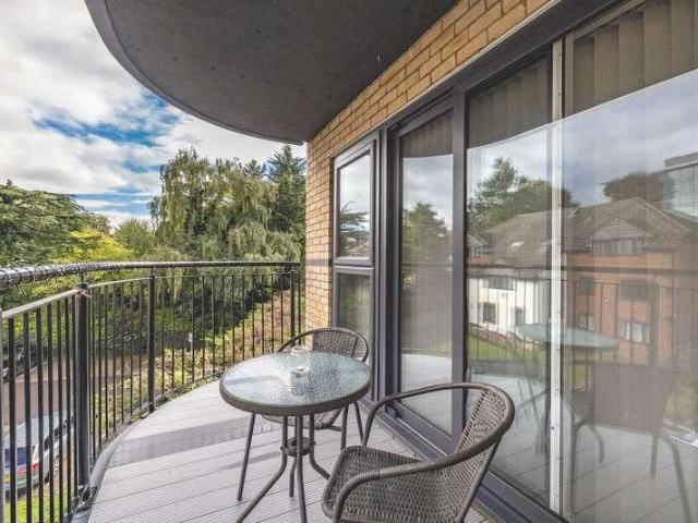 Flat for sale in Slough, Myrke