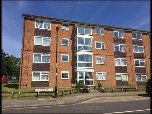 Flat for sale in New Southgate, Greater London