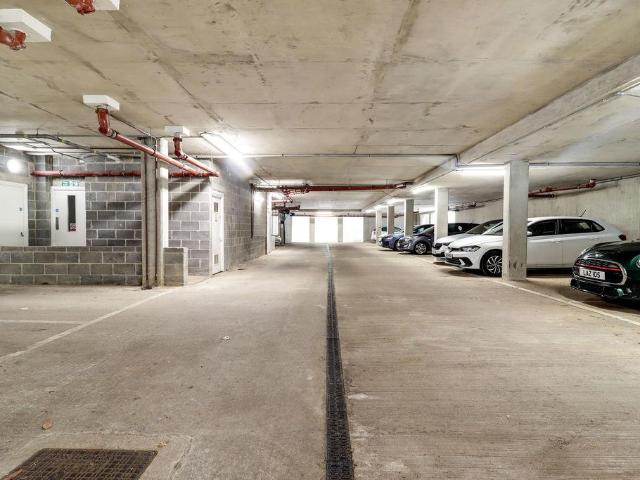 Flat for sale in Sunningdale
