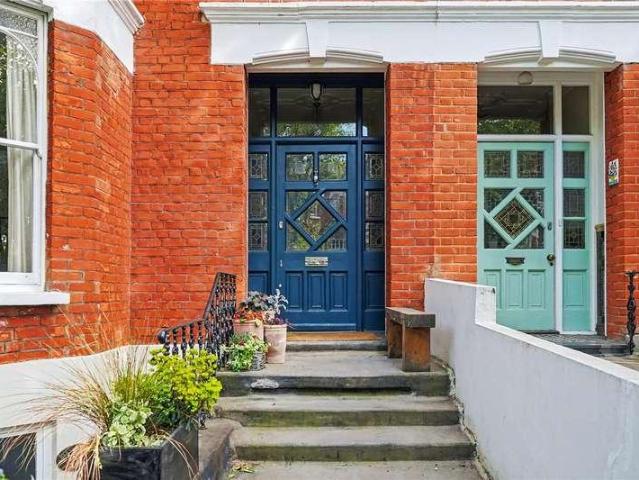 Flat for sale in Stroud Green, Greater London