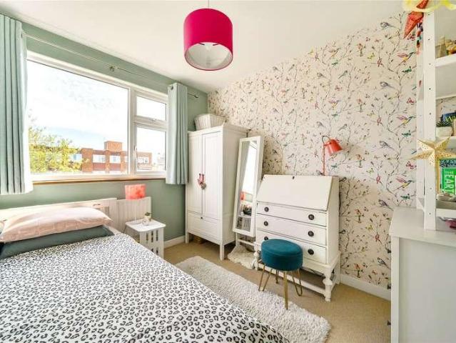 Flat for sale in Surbiton, Greater London