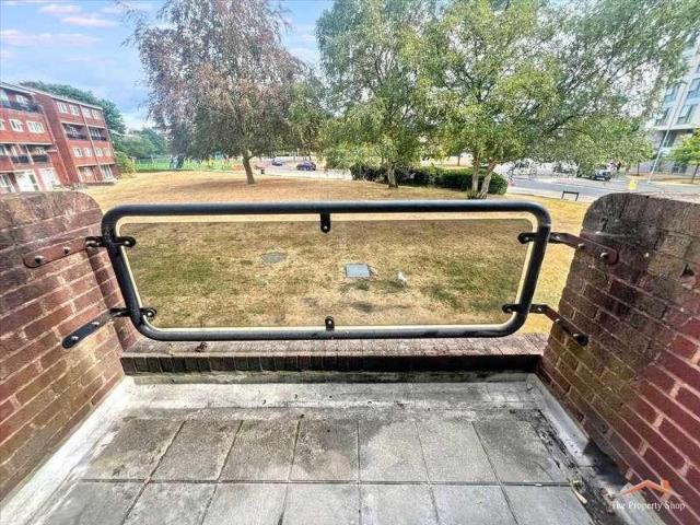 Flat for sale in Elstree and Borehamwood, Borehamwood
