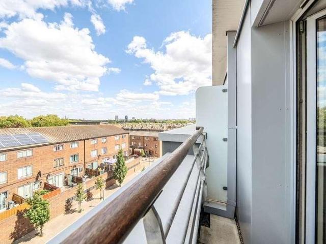 Flat for sale in Archway, Greater London