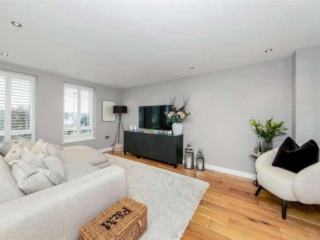 Flat for sale in Caterham, Caterham on the Hill