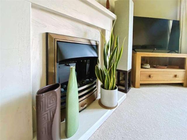 Flat for sale in Emmbrook, Wokingham