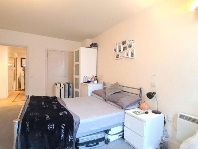 Flat for sale in London Borough of Hounslow, Spring Grove