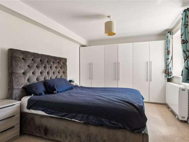 Flat for sale in Furzedown, Greater London