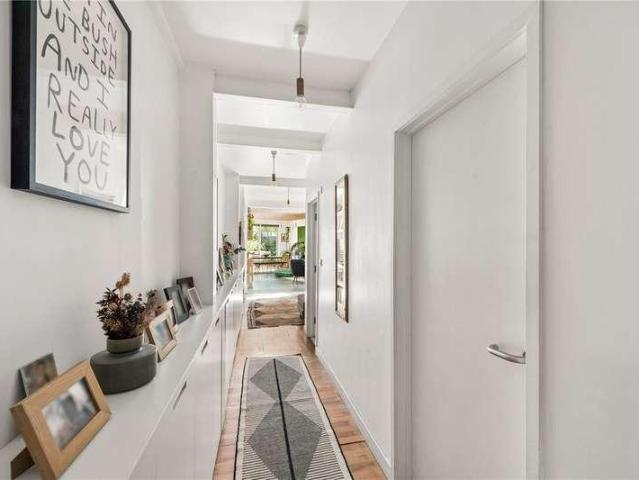Flat for sale in Shacklewell, Greater London