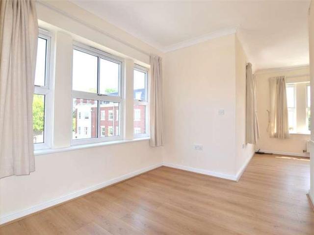 Flat for sale in Wotton, Gloucester
