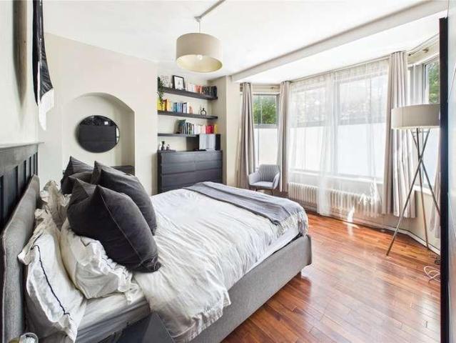 Flat for sale in Streatham Hill, Greater London
