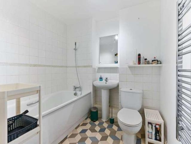 Flat for sale in Croydon, Waddon