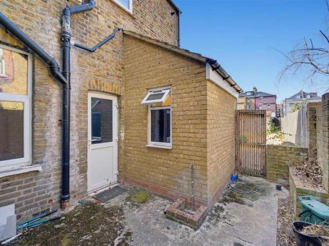 Flat for sale in London Borough of Hounslow, Osterley