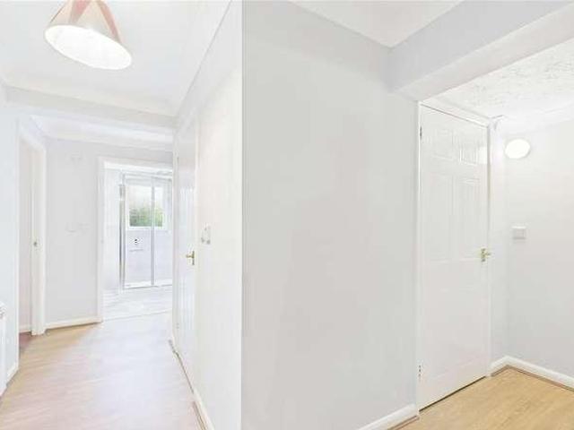 Flat for sale in Heol-las, Surrey