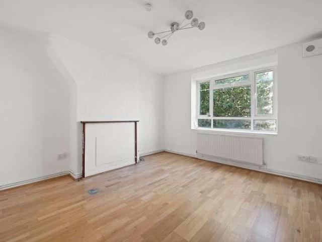 Flat for sale in Shepherd's Bush, Greater London