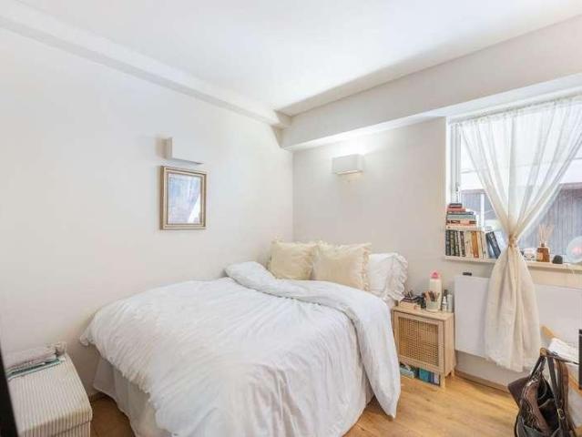 Flat for sale in London Borough of Richmond upon Thames, Greater London
