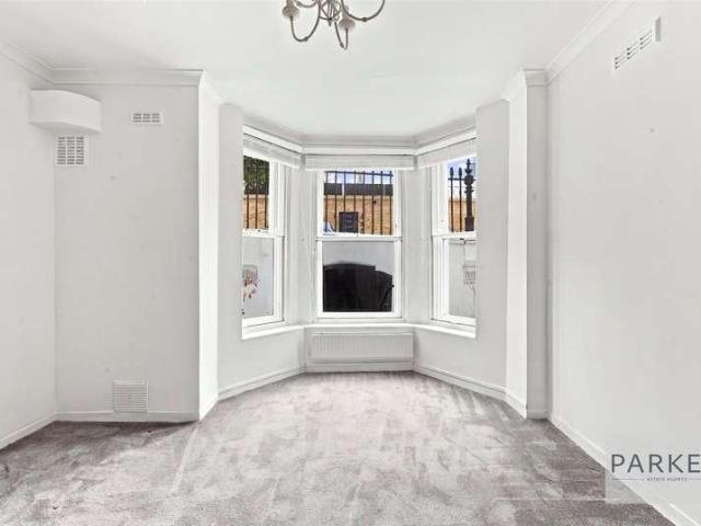 Flat for sale in Royal Borough of Kensington and Chelsea, Greater London