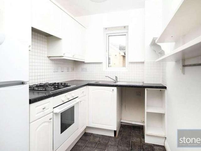 Flat for sale in Elstree and Borehamwood, Borehamwood