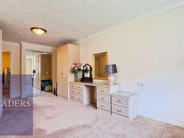 Flat for sale in Chipping Hill, Essex