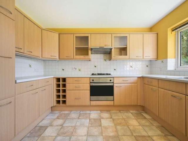 Flat for sale in Hillview, Surrey