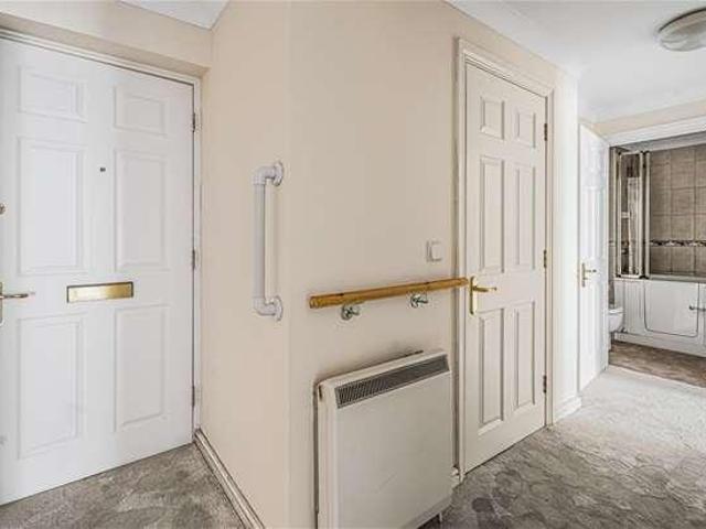 Flat for sale in Hatching Green, Five Acres