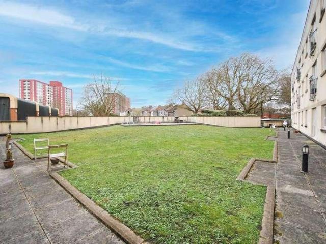 Flat for sale in Lawrence Hill, Bristol