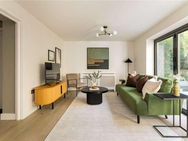 Flat for sale in North Kensington, Greater London