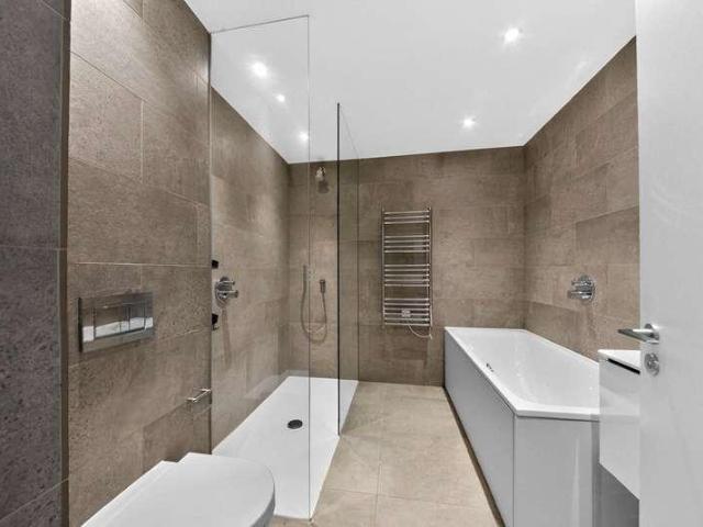Flat for sale in Balham, Greater London