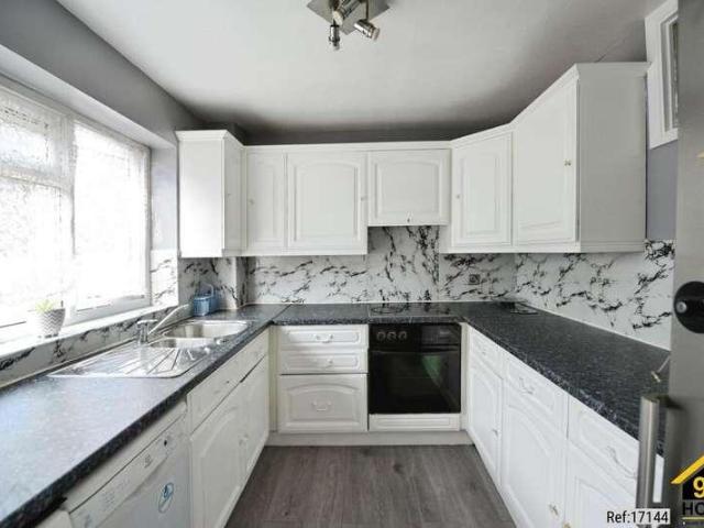 Flat for sale in Gidea Park, Greater London