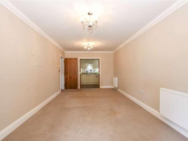 Flat for sale in Emmbrook, Wokingham