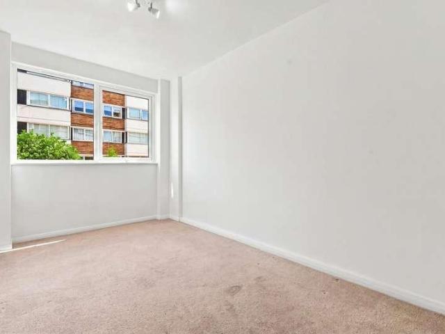 Flat for sale in Wanstead, Greater London