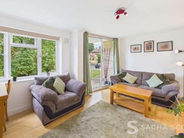Flat for sale in Chessington, Greater London
