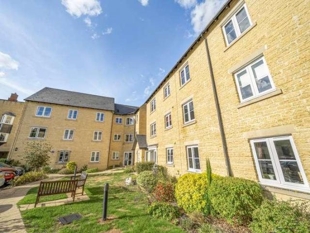 Flat for sale in Cogges, West Oxfordshire